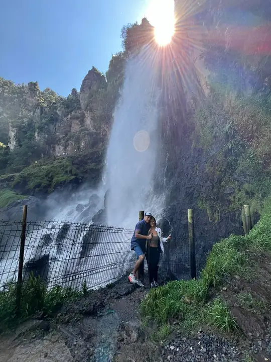 La cascada de Las Brizas a contraluz