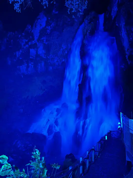 Cascada de Las Brizas iluminada de noche