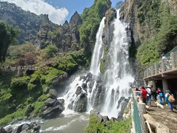 Vista completa de la cascada de Las Brizas
