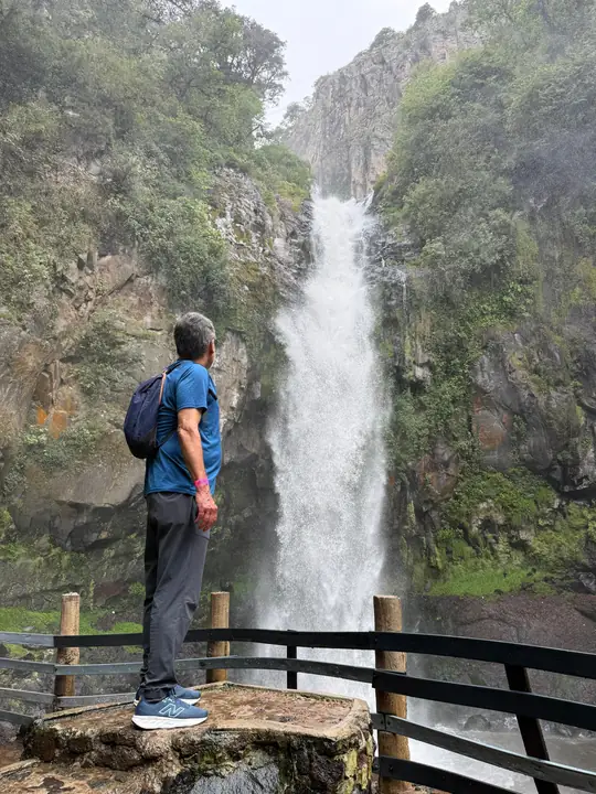 Visitante en un mirador frente a la cascada principal de Tulimán