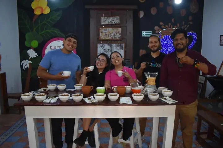 Grupo en una cata de café poblano