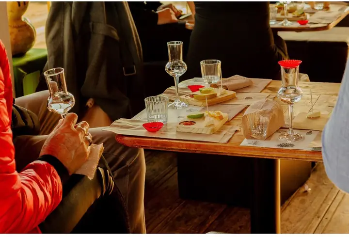 Mesa de degustación de mezcal con maridaje