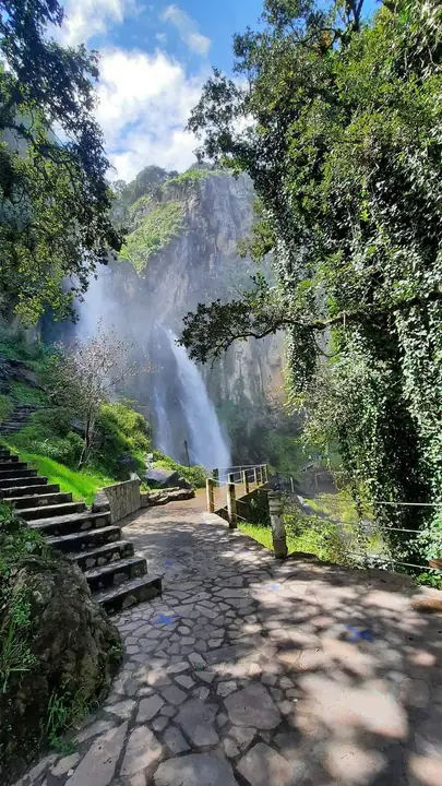 Escalinata de piedra rumbo a la cascada