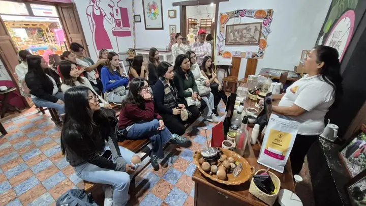 Explicación sobre café poblano a un grupo