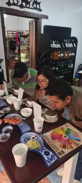 Participantes con rueda de sabores y ficha de cata