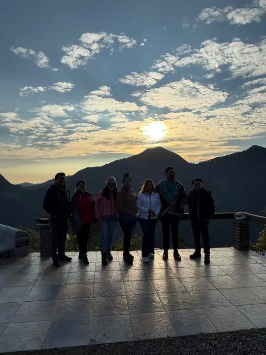 Grupo contemplando el amanecer desde un mirador