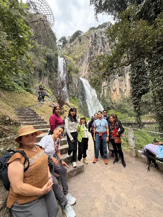Grupo frente a la cascada de Quetzalapan