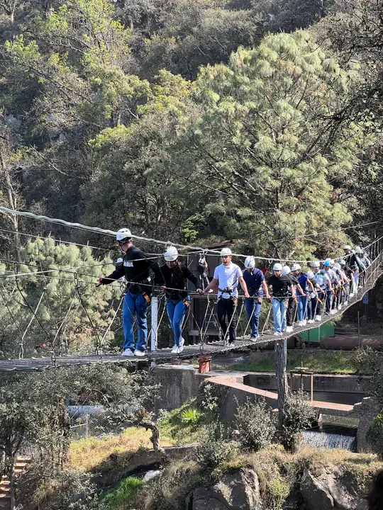 Grupo cruzando el puente colgante