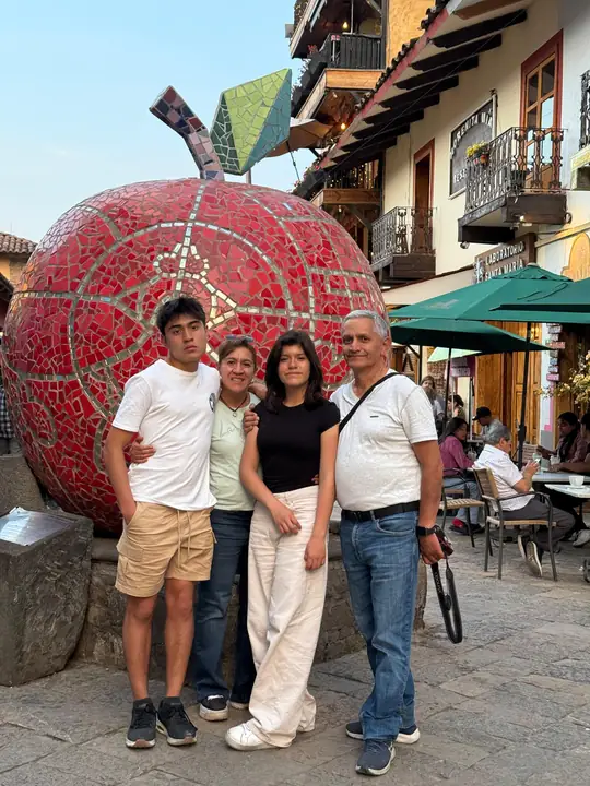 Familia junto a la manzana monumental del centro de Zacatlán