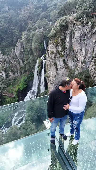 Pareja en el Mirador de Cristal de Las Brizas