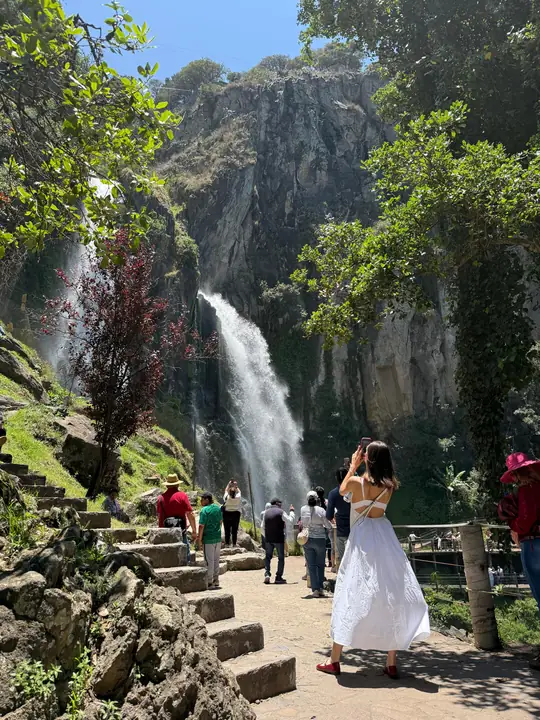 Visitantes en el sendero al pie de la cascada de Quetzalapan