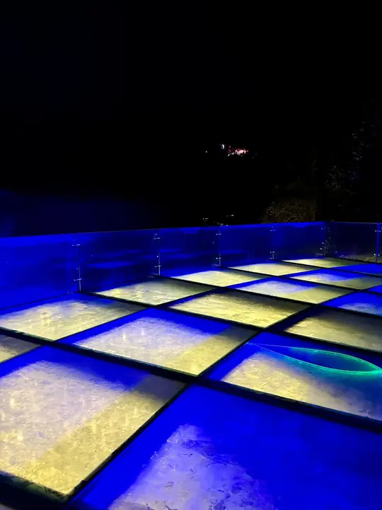 Piso de cristal iluminado del mirador de Las Brizas