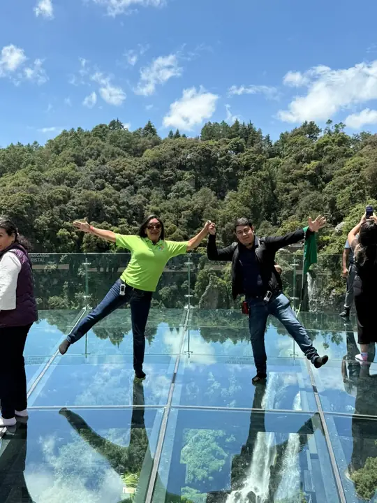 Visitantes sobre el piso de cristal del mirador