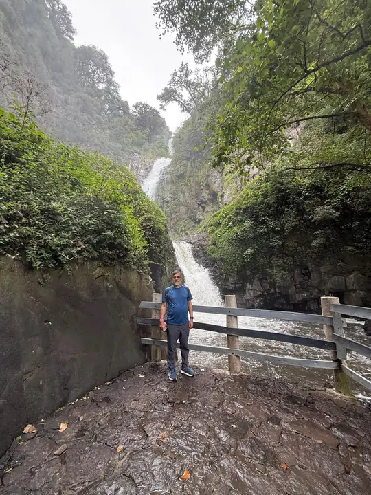 Sendero con barandal junto a la cascada de Tulimán