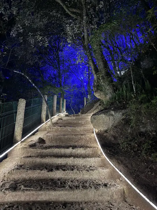 Sendero con escalones iluminados en Las Brizas