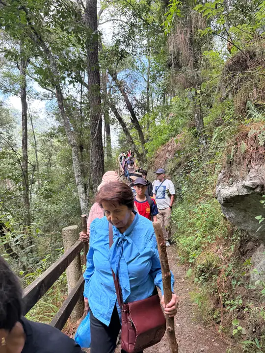 Visitantes caminando por un sendero de Tulimán