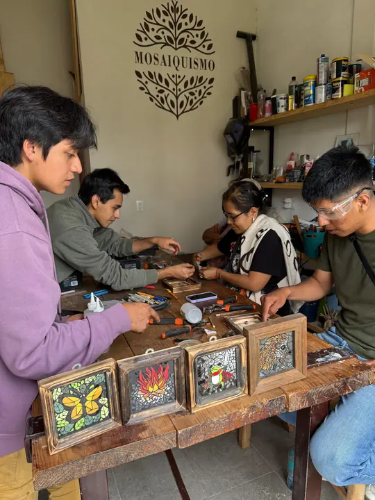 Participantes con sus piezas de mosaico terminadas