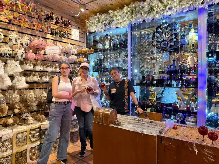 Visitantes en la tienda de esferas de Chignahuapan