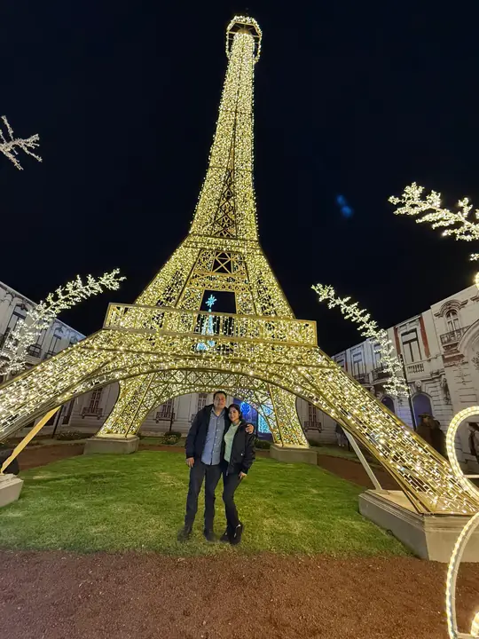 Pareja frente a la torre iluminada