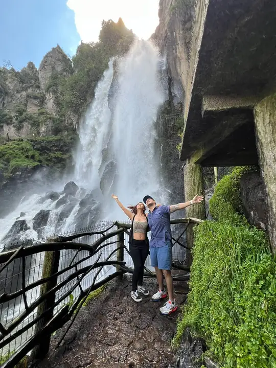 Visitantes al pie de la cascada de Las Brizas
