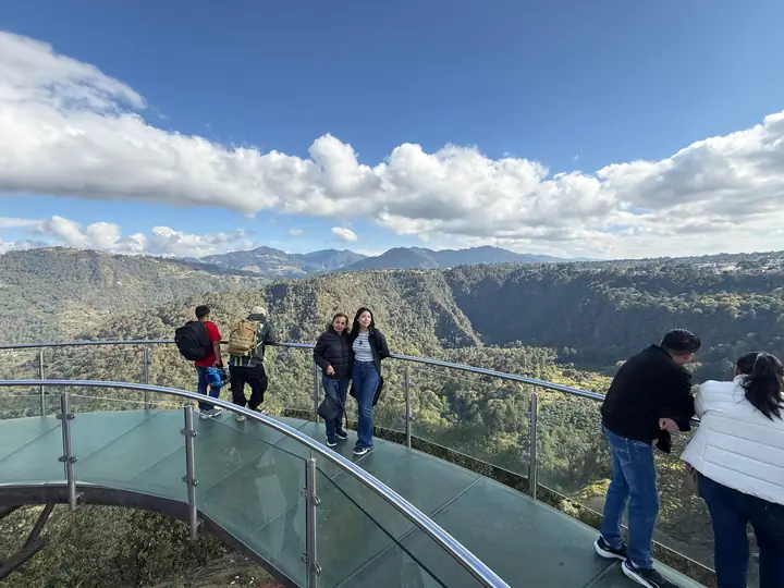 Visitantes en el Mirador de Cristal sobre la Barranca de los Jilgueros, Zacatlán