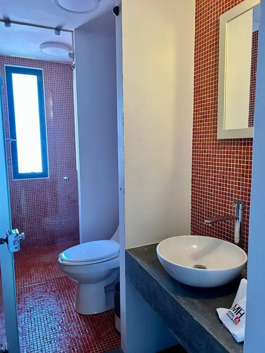 Baño con regadera en el Hotel MH