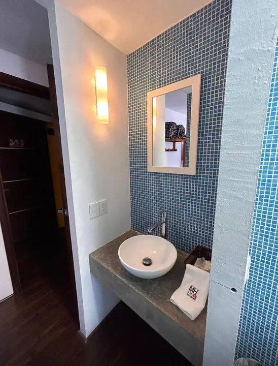 Lavabo con acabados de mosaico en el Hotel MH