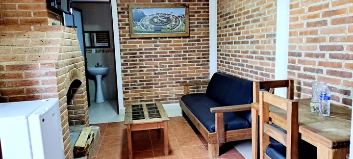 Sala de estar con chimenea de la cabaña cuádruple