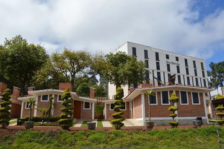 Cabañas con el edificio del hotel al fondo