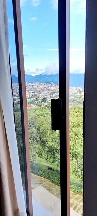 Vista desde la ventana de una habitación sencilla