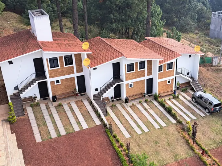 Suites con estacionamiento frente a la habitación